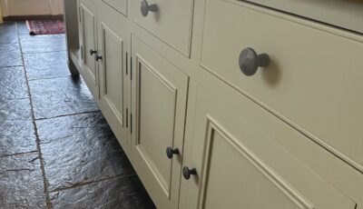 How much does in cost to paint kitchen cabinets